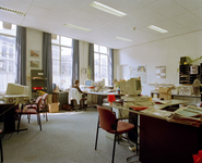 840770 Interieur van het Stadhuis (Stadhuisbrug 1) te Utrecht: werkkamer voor gemeenteambtenaren.